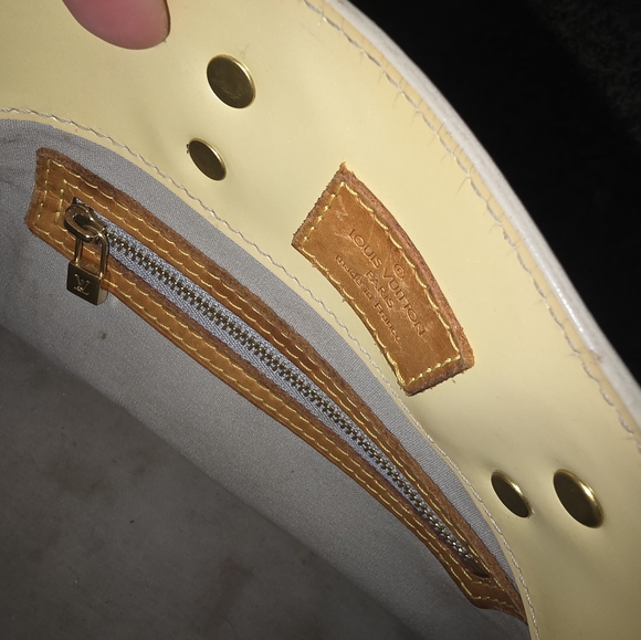 Louis Vutton Cream Color Vernis Bag (READ DESCRIPTION)(VERY USED) - Picture 13 of 14